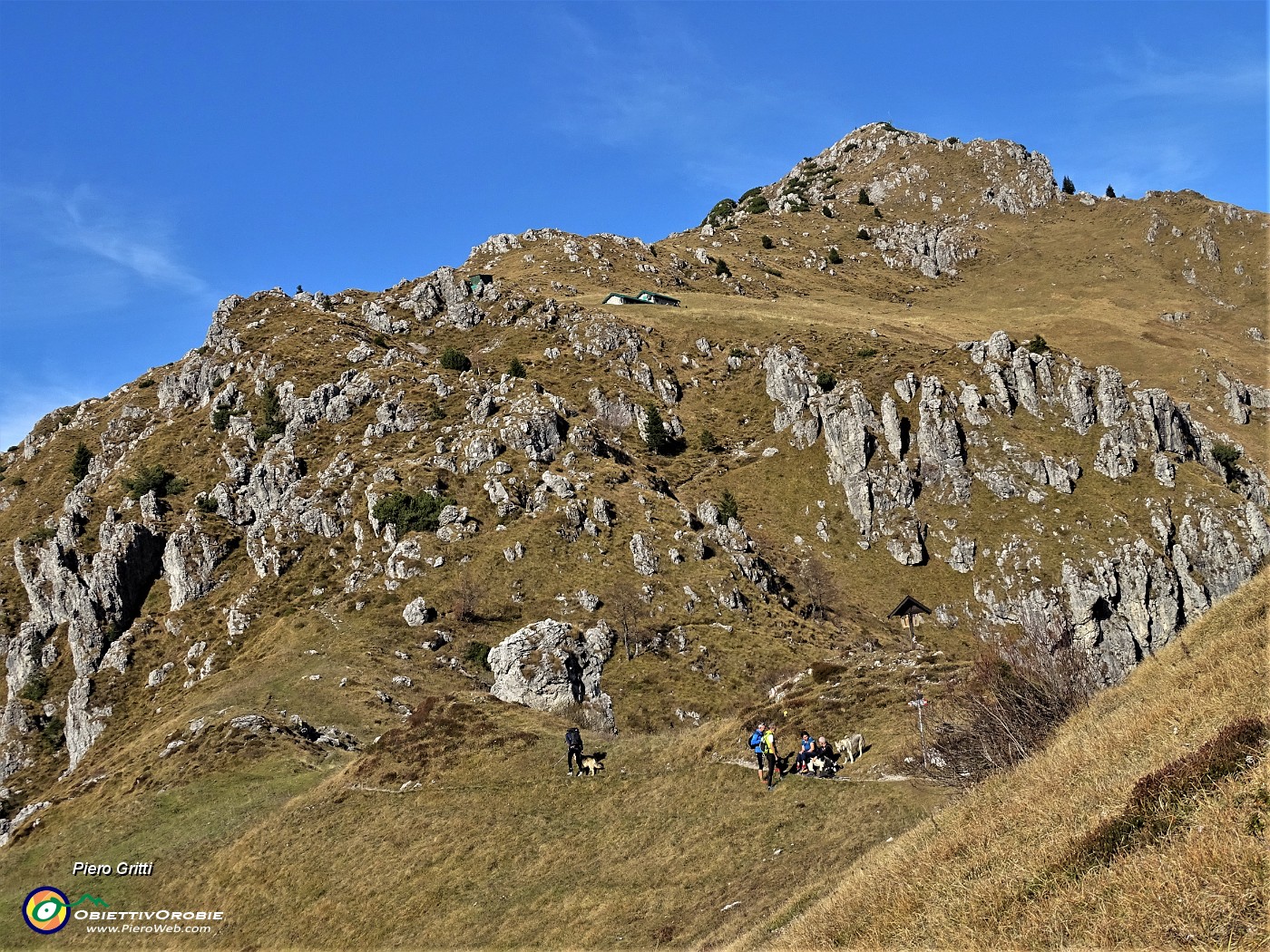 57 Dal basso...Passo di Grialeggio (1690 m), Baita Venturosa del Giacom (1834 m), cima Venturosa (1999 m).JPG